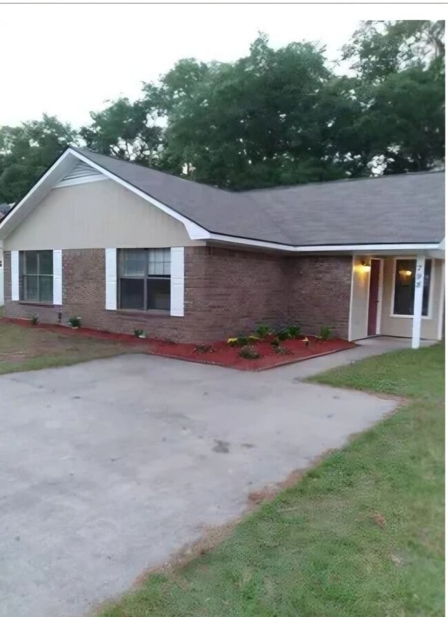 Building Photo - 798 Madison Dr
