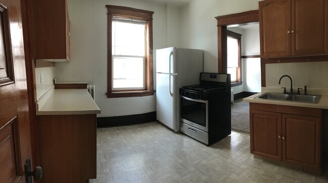 Kitchen - 423 N 1st Ave E