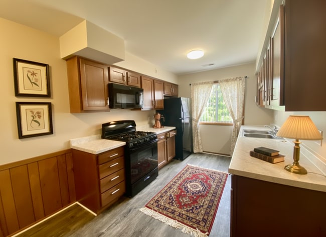 Building Photo - Cozy 2 Bedroom, 1 Bath Apartment with Balcony - Welcome Home!