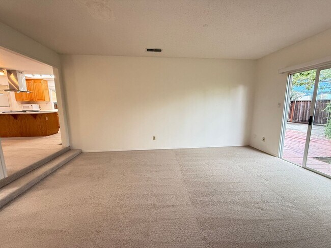 Building Photo - Single Story Home in Quiet Neigbhorhood Ne...