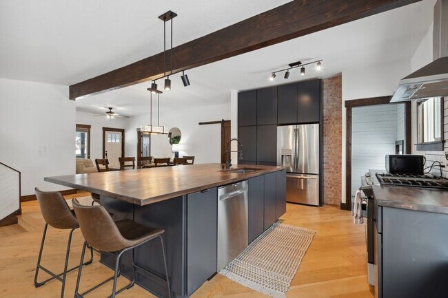 Building Photo - Beautiful Air Home Whitefish