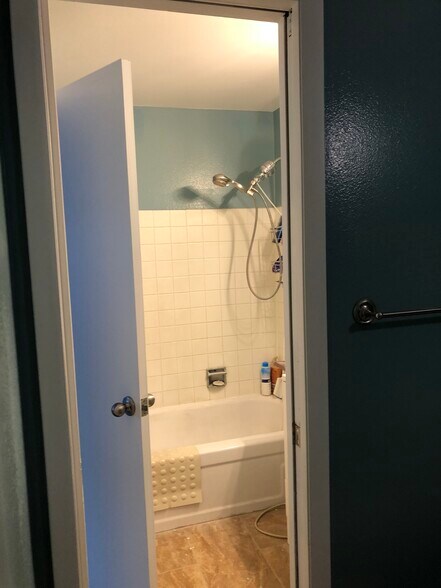 Building Photo - 1530 Chester Sq