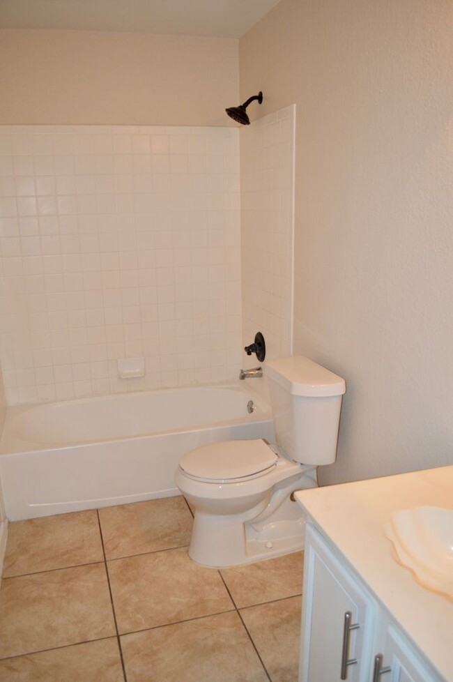 Building Photo - Beautiful remodeled 4 bedroom 2.5 ready to...