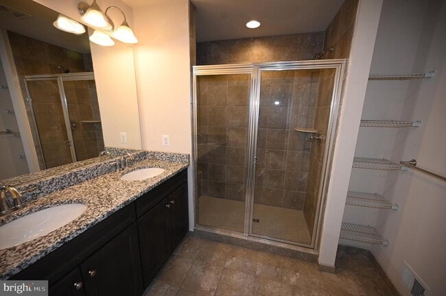 Building Photo - 2413 Glenallan Ave