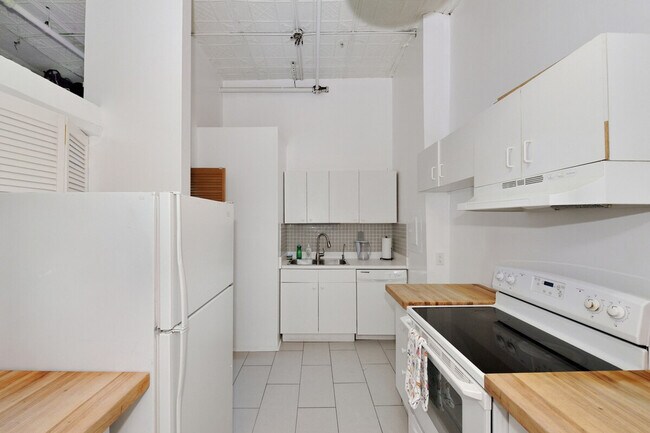 Building Photo - 275 Greenwich St