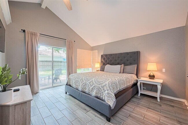 Building Photo - 8711 Pines Pl Dr