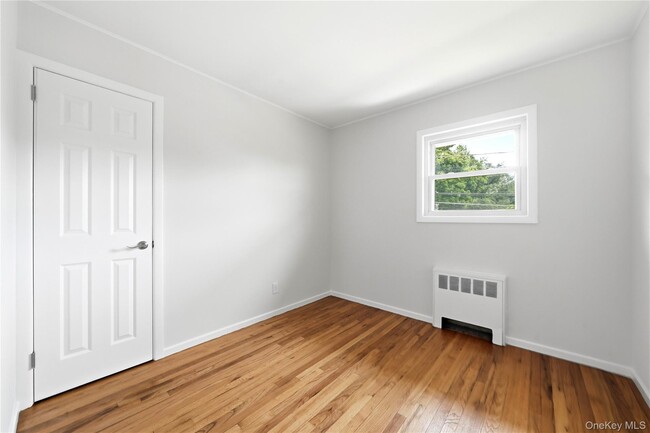 Building Photo - 14 Oak Dr