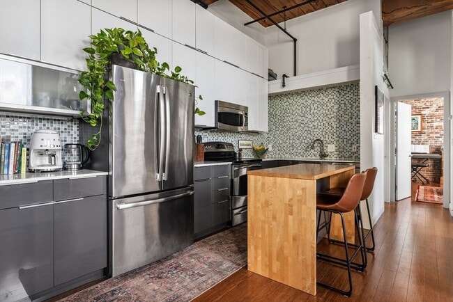 Building Photo - 320 W 2nd St