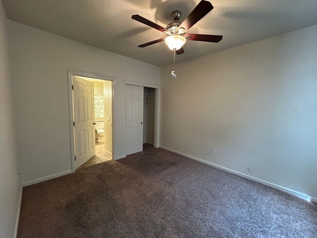 Building Photo - Adorable Condo in Gated Community