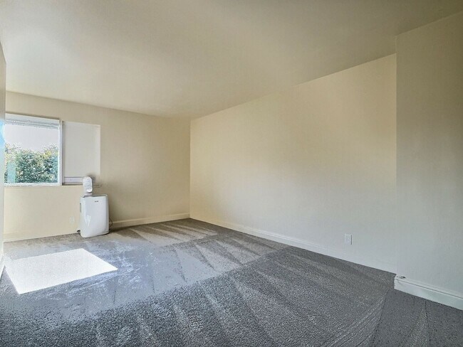 Building Photo - 3BD/2BA Tri-Level Updated Home & Walkable ...
