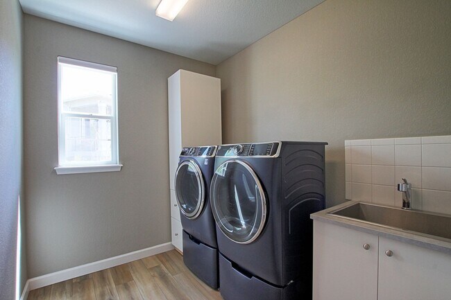 Building Photo - Luxury 5 bed for Rent in Blacktail at The ...