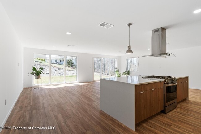 Building Photo - 203 Red Oak Dr