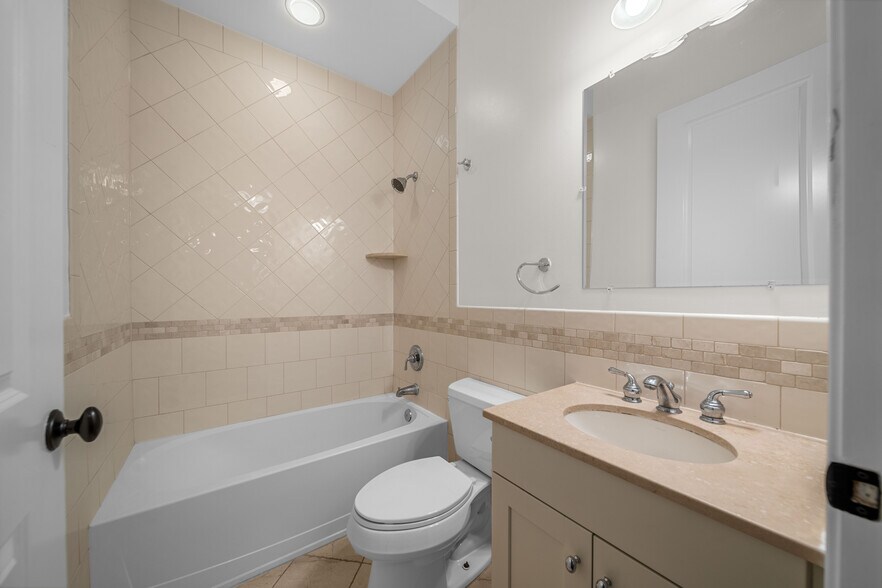 Building Photo - 1600 Kaufer Ln