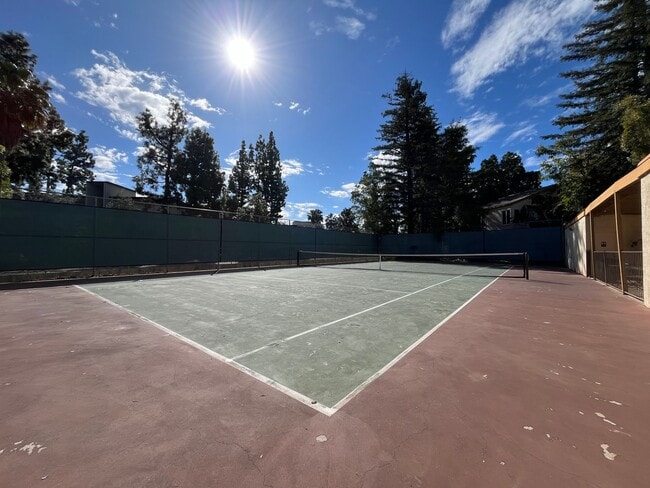 Building Photo - LOCATION! Move-in ready 2+2 w/parking, pool + balcony!