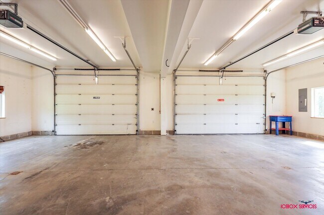 Building Photo - 2 BD, 2 BA Single-Family with Airstrip acc...
