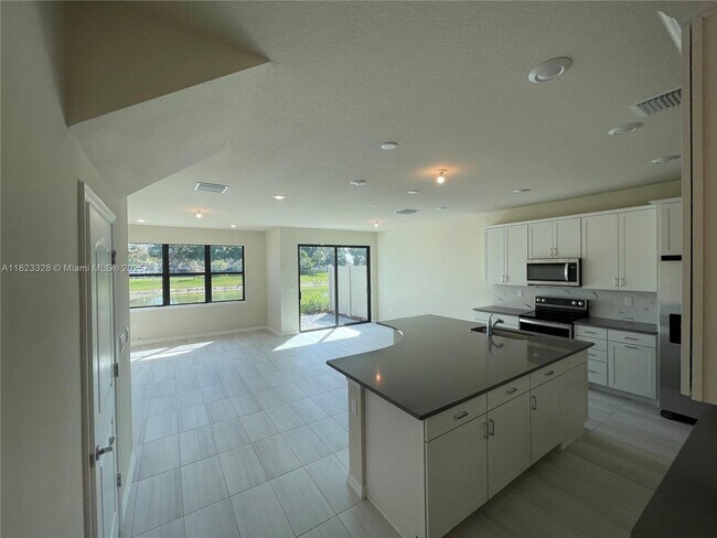 Building Photo - 2112 Appleton Cir S