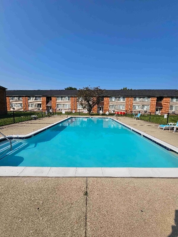 Building Photo - 1861 W 13 Mile Rd