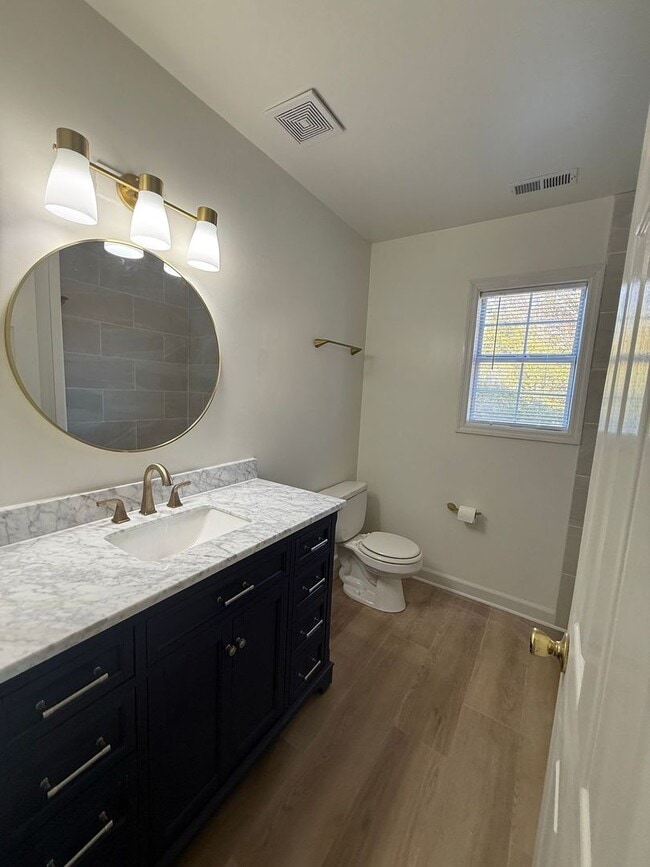 Building Photo - Gorgeous 3 bedroom, 2 bath House