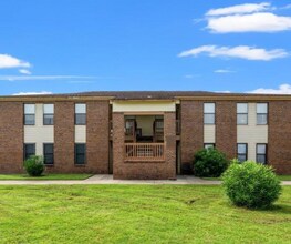 Building Photo - 2005 Greens Blvd