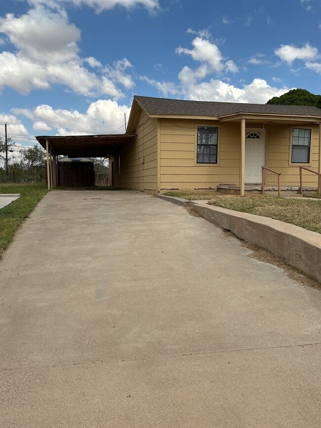 Building Photo - For Rent - Big Spring