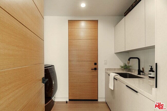 Building Photo - 2422 Apollo Dr