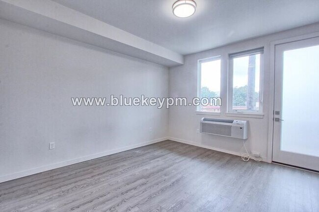 Building Photo - Cozy Studio near restaurants, shopping and...