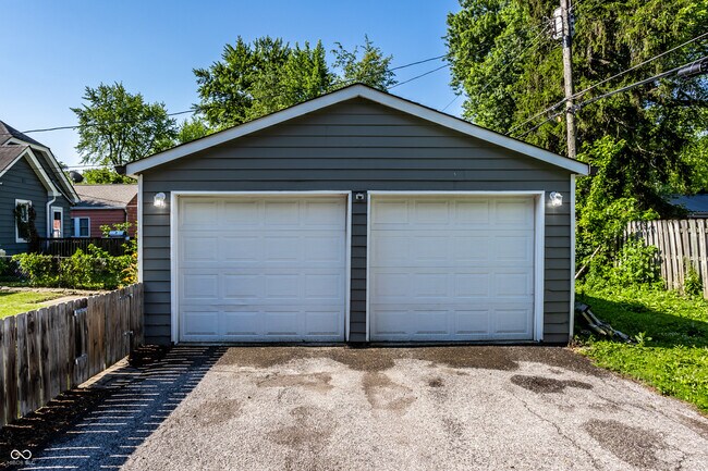 Building Photo - 5860 Primrose Ave