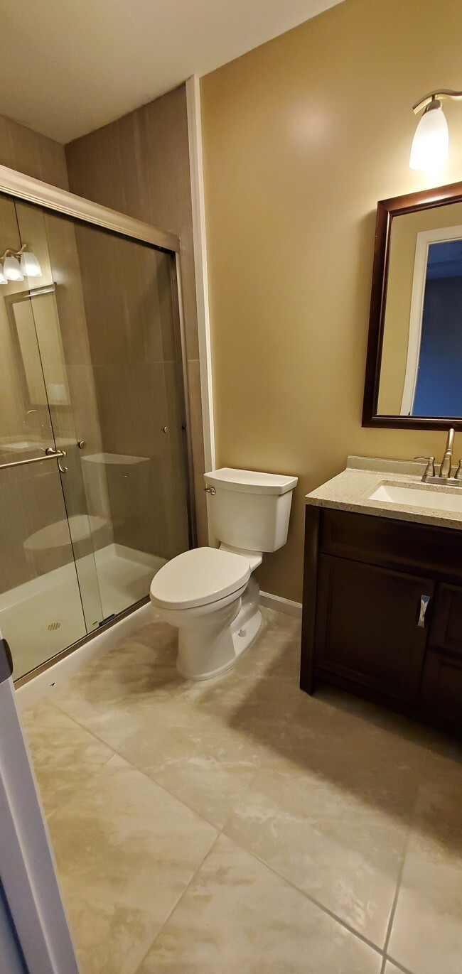 Master Bathroom - 1019 E Boyd St