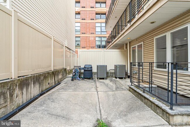 Building Photo - 912 N 16th St