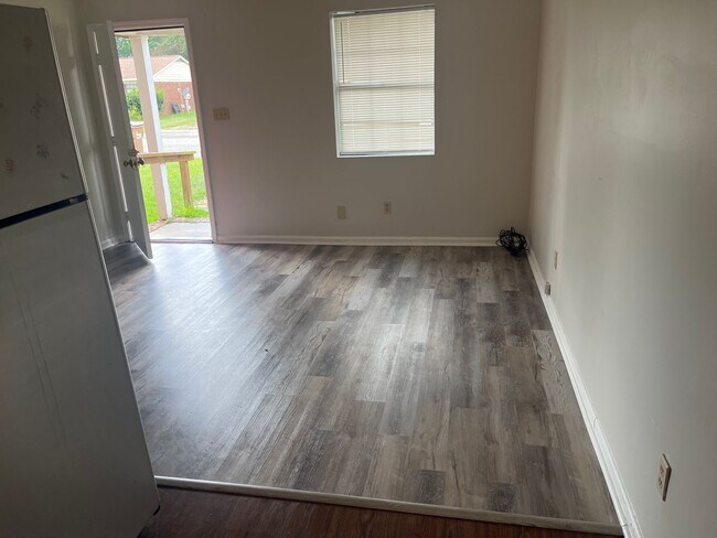 Building Photo - 2 Bed, 1 Bath Apartment
