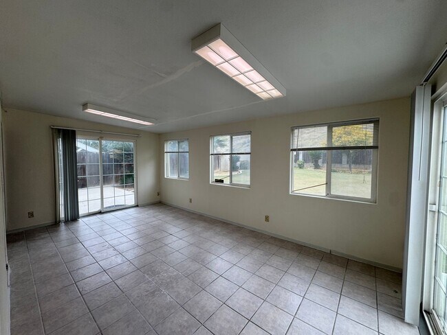 Building Photo - NE Bakersfield home with a sunroom!