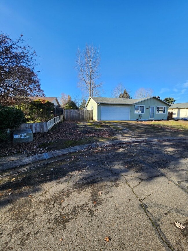 Building Photo - 3 Bedroom Home Excellent Location Near Schools