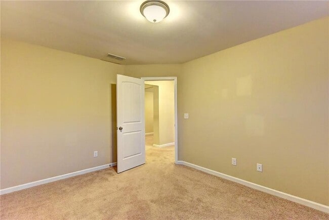 Building Photo - 1075 Hampton Oaks Dr