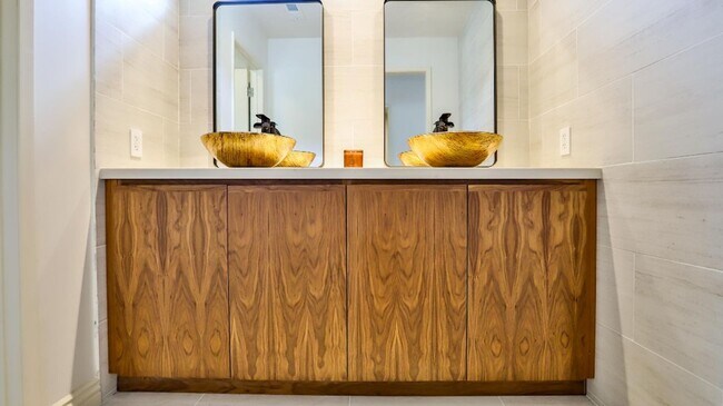 Building Photo - Downtown HB Furnished One-Month to Mid-Term Rental