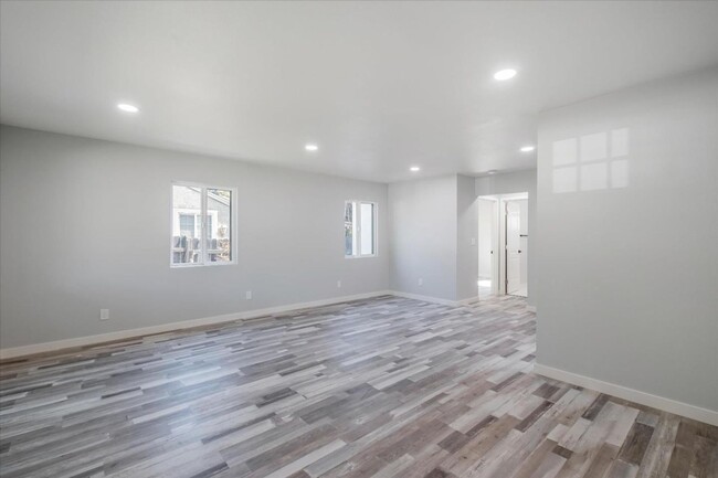 Building Photo - Newly Updated Home in Oak Park