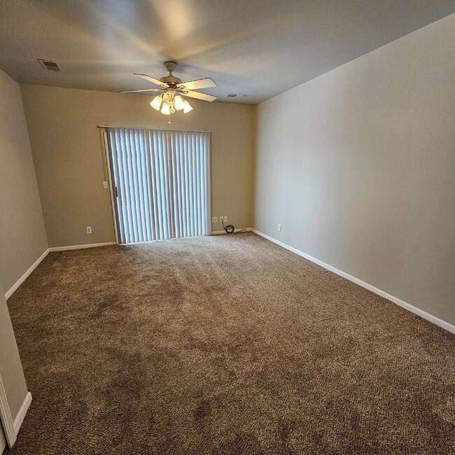 Building Photo - 2 Bed / 2 Bath Condo with In-Unit Laundry, Granite Countertops, Ceiling Fans, All Appliances, Car...