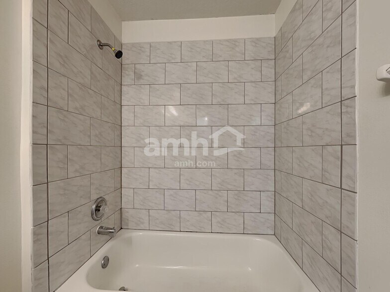 Building Photo - 1028 Chelsea Parc Dr