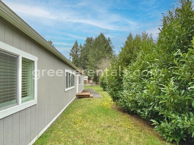 Building Photo - 6733 5th Ct SE