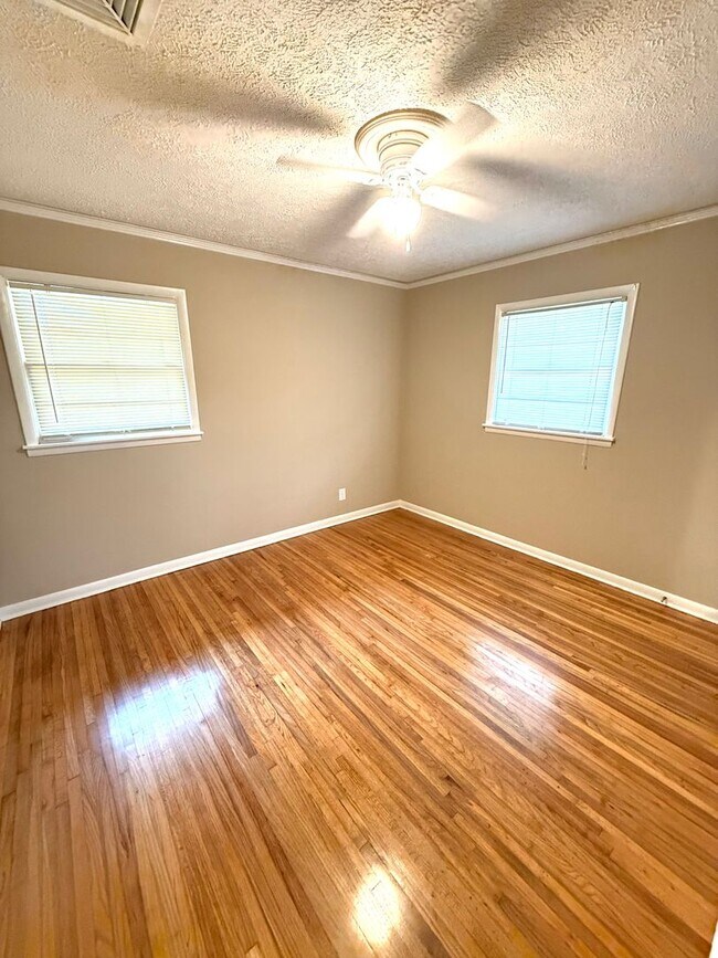 Building Photo - ** 3 bed 2 bath located off perry hill ** ...