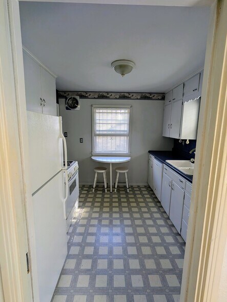 Kitchen - 119 Farragut Ave