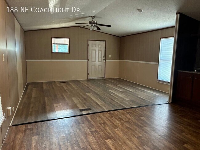 Building Photo - 188 Coachlight Dr