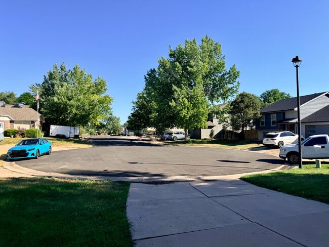 Building Photo - Charming Split-Level Oasis on a Quiet Cul-de-Sac Backing to Greenspace. New Carpet, New Paint and...