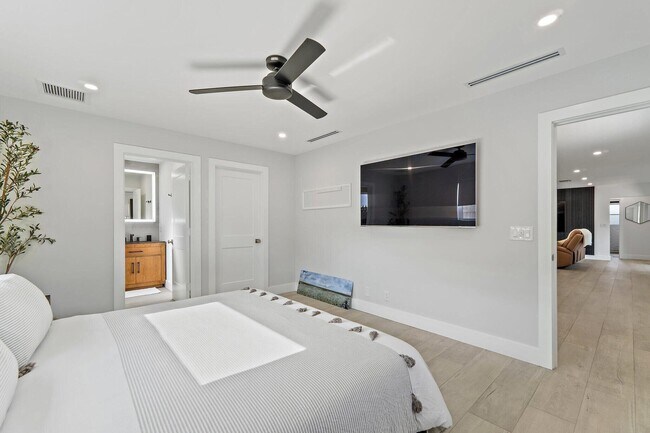 Building Photo - 4193 Hyacinth Cir N