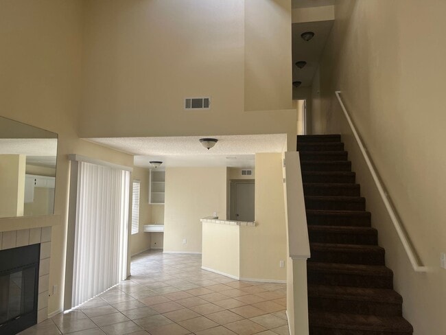 Building Photo - 2BD/ 3BTH TOWNHOUSE EAST PALMDALE