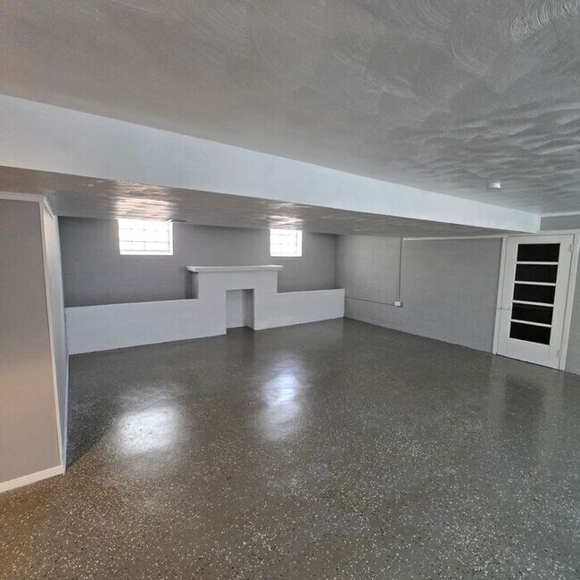 Building Photo - Charming 3-Bedroom Home / Pet-Friendly / A...