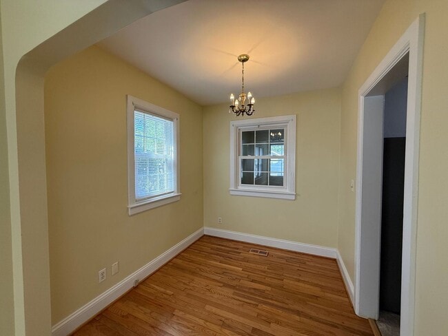 Building Photo - Charming 3 bedroom home in the Downtown area