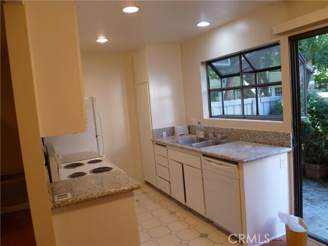 Building Photo - 215 Springview
