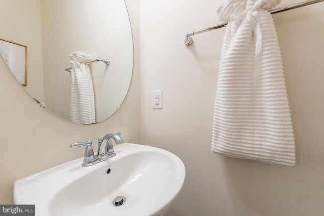 Building Photo - 43376 Town Gate Square