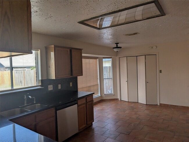 Building Photo - 2026 Sandy Knoll Dr