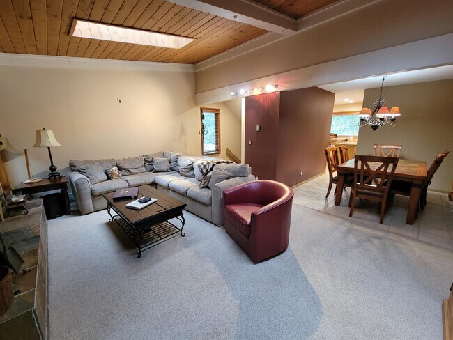 Building Photo - 2540 Kinnikinnick Rd